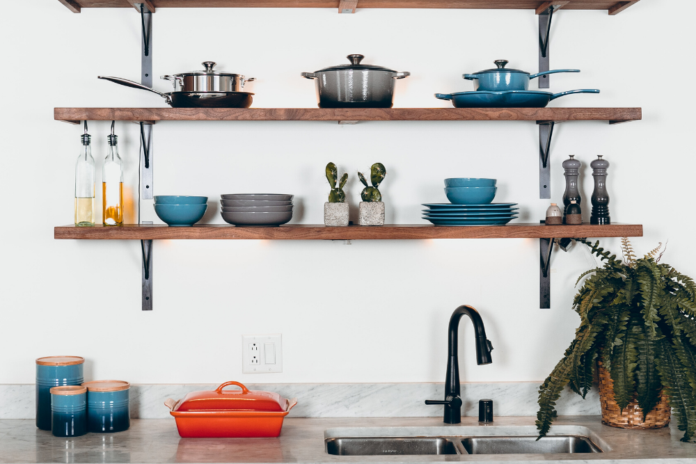 Imagem de um balcão de cozinha ilustrando como organizar a casa.