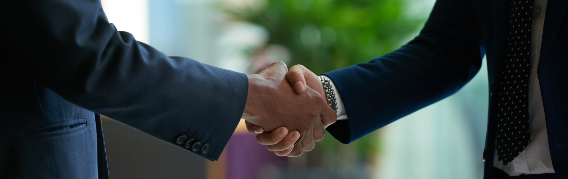 Imagem de dois homens apertando as mãos, exemplificando os maiores empregadores brasileiros do momento