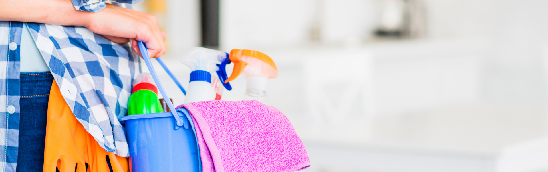imagem de uma pessoa segurando um bale com produtos de limpeza, exemplificando o método flylady de limpeza