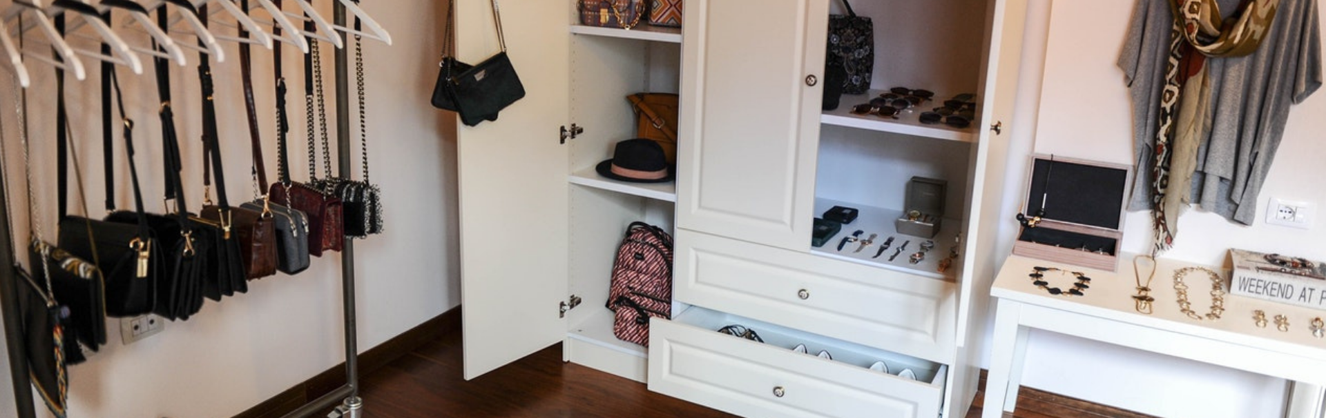 Closet com todas as peças organizadas